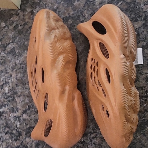 Yeezy Foam RNR - Picture 4 of 9